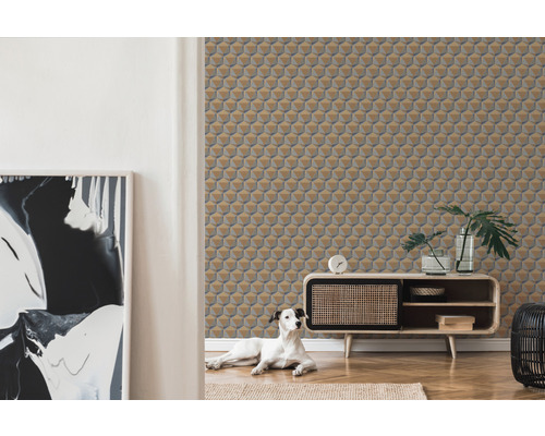 Woonkamer met geometrisch kubusvormig behang, dressoir en decoratie