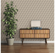 Lichte kamer met patroonbehang, dressoir, kamerplant en platenspeler