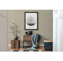 Woonkamer met patroonbehang, houten meubels en decoratie