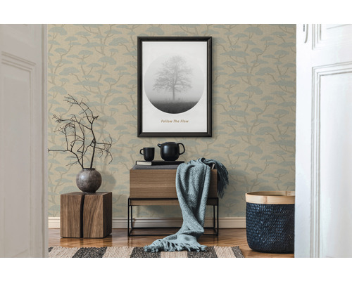 Woonkamer met patroonbehang, houten meubels en decoratie