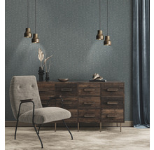 Woonkamer met fauteuil, dressoir en wandbekleding