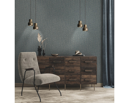 Woonkamer met fauteuil, dressoir en wandbekleding