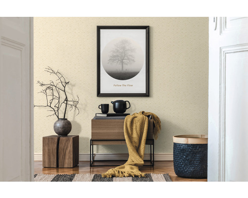 Decoratief behang in hal met houten meubels en kunstdruk