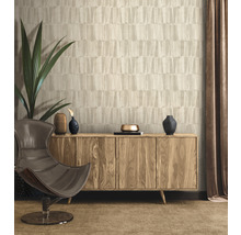 Woonkamer met modern design: behang, houten dressoir, fauteuil en kamerplant.