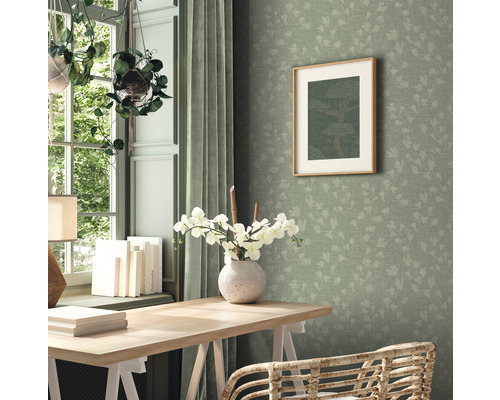 Lichte werkkamer met bureau, stoel, raam, gordijnen, decoratie en groen behang met bladeren