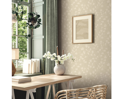 Een kamer met een bureau, een vaas met bloemen, een schilderij aan de muur en een patroonbehang