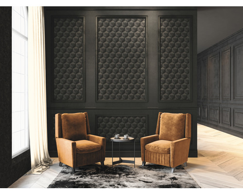 Woonkamer met twee fauteuils, een tafel en decoratieve wandpanelen