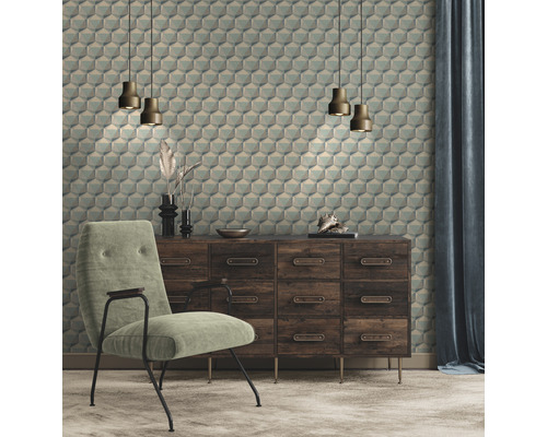 Woonkamer met patroonbehang, ladekast, fauteuil en gordijnen