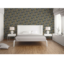 Slaapkamer met bloemenbehang, bed en nachtkastjes