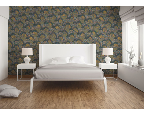 Slaapkamer met bloemenbehang, bed en nachtkastjes