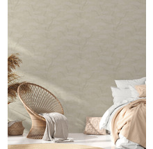 Slaapkamer met rotan stoel, bed en behang met print voor een lichte, vriendelijke sfeer.