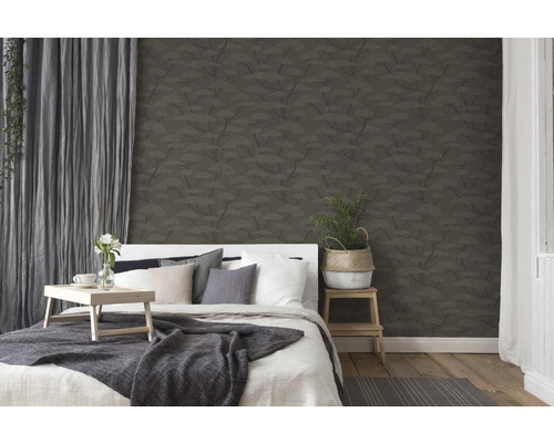 Slaapkamer met behangmotief, bed en gordijnen