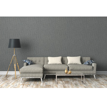 Woonkamer met bank, vloerlamp en patroonbehang