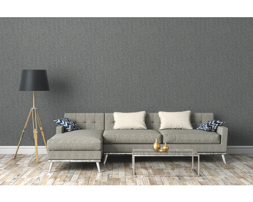 Woonkamer met bank, vloerlamp en patroonbehang