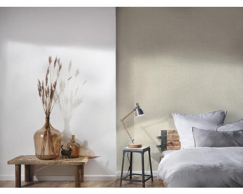 Slaapkamer met bed, nachtkastlamp en decoratie op een houten tafel