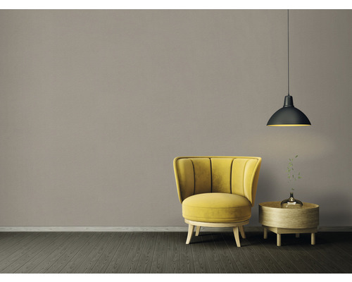 Woonkamer met fauteuil, tafel en hanglamp