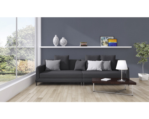 Woonkamer met bank, tafel, planken en decoraties voor een gezellige sfeer.