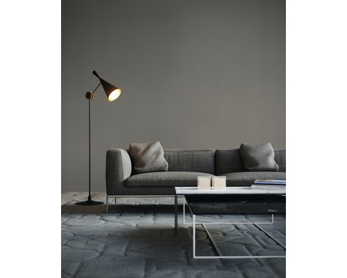 Woonkamer met bank, salontafel en staande lamp