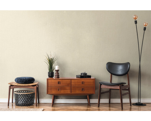 Woonkamer met dressoir, stoel, kruk en staande lamp