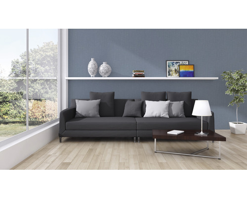 Woonkamer met bank, tafel, plank en decoratie