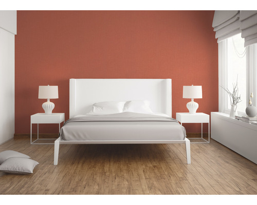 Lichte slaapkamer met tweepersoonsbed, nachtkastjes en lampen