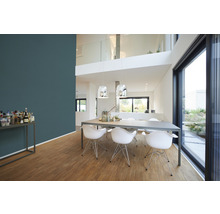 Lichte woonkamer met eettafel en decoratie