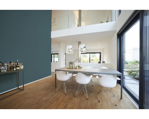 Lichte woonkamer met eettafel en decoratie