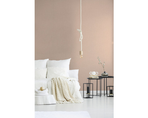 Slaapkamer met bed, bijzettafels en hanglamp