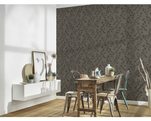 Eetkamer met houten tafel en bloemenbehang