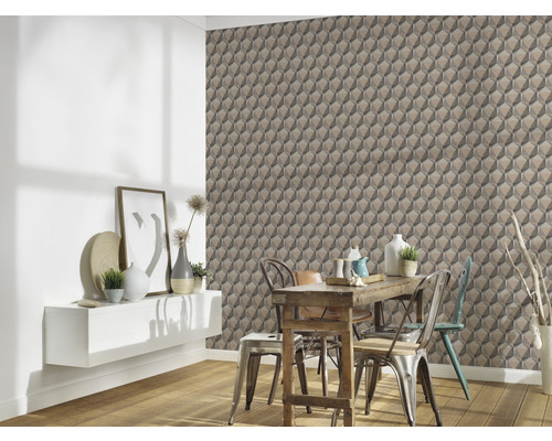 Woonkamer met geometrisch behang, eettafel en wandplank