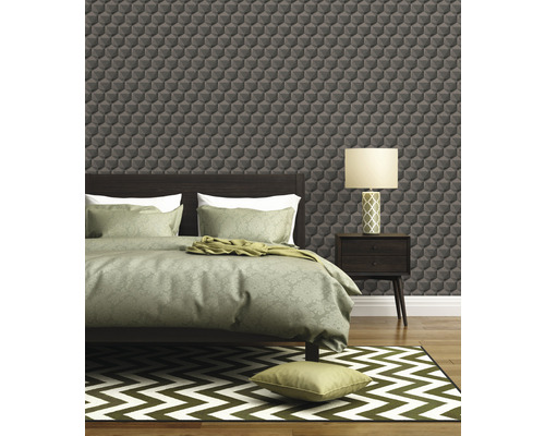 Slaapkamer met bed, nachtkastlamp en behang met 3D-kubuspatroon