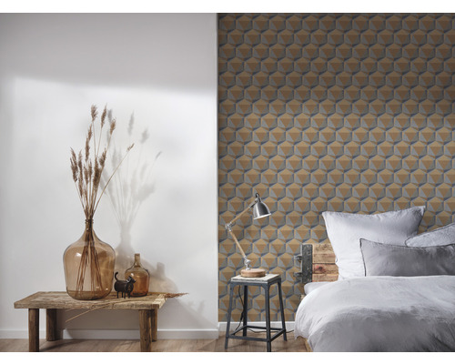 Slaapkamer met patroonbehang, bed en bijzettafel