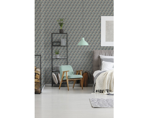 Slaapkamer met bed, stoel, plank en behang met geometrisch patroon