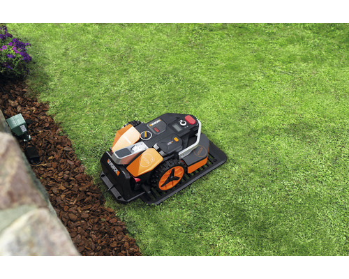 Worx Logo. Robotmaaier op een gazon.