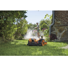 Worx robotmaaier op een gazon in de tuin