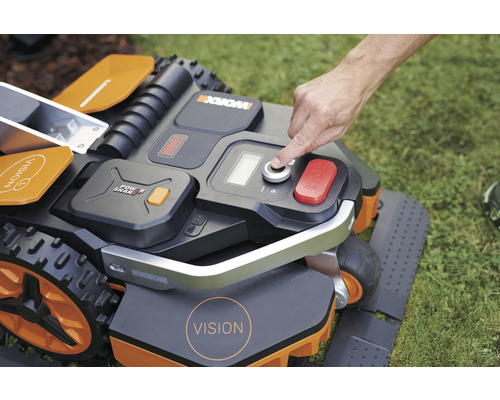 Een robotmaaier wordt bediend.