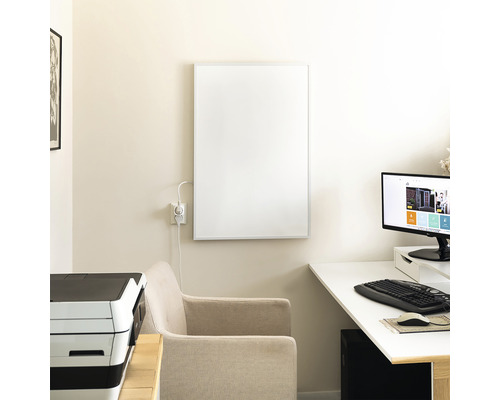 Scène van een studeerkamer met een infrarood verwarmingspaneel aan de muur