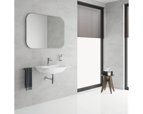 Lichte badkamer met wastafel, spiegel, handdoekhouder en houten kruk