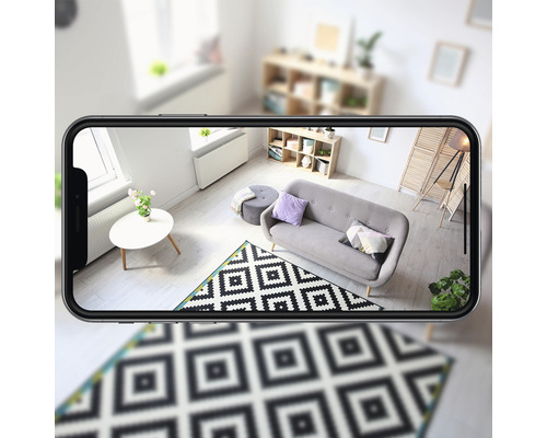 Een woonkamer bekeken door een smartphone.