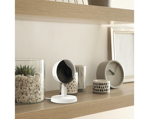 Beveiligingscamera op een houten plank met decoraties