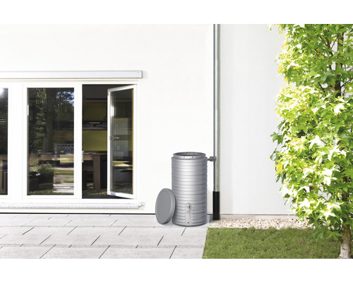 Regenton naast huiswand met regenpijp en openstaand raam
