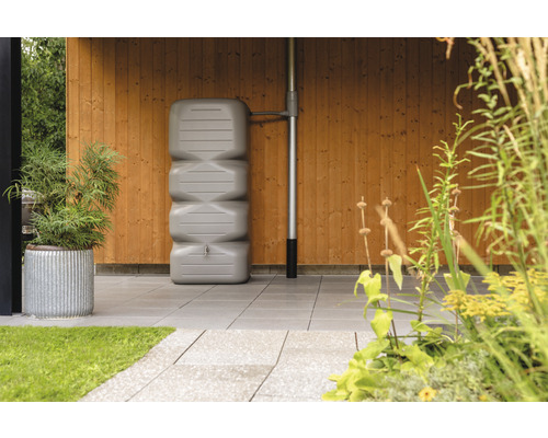 Grijze kunststof regenwatertank in de tuin