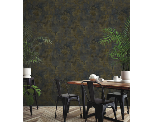 Eetkamer met donker, patroonbehang, houten tafel en zwarte stoelen