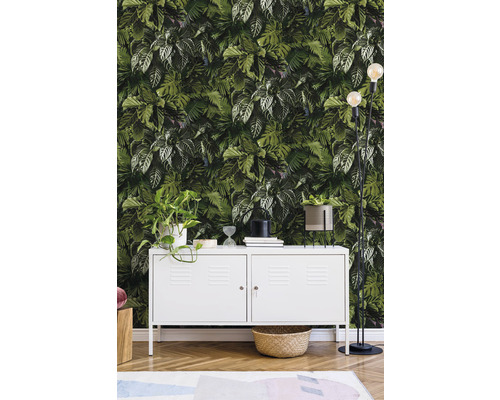 Decoratief interieur met behang met plantenmotief, witte kast en vloerlamp