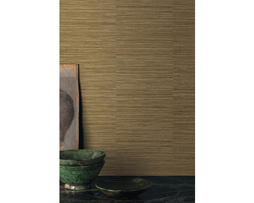 Gedetailleerde weergave van een muur met horizontaal patroonbehang naast decoratieve schalen en een schilderij