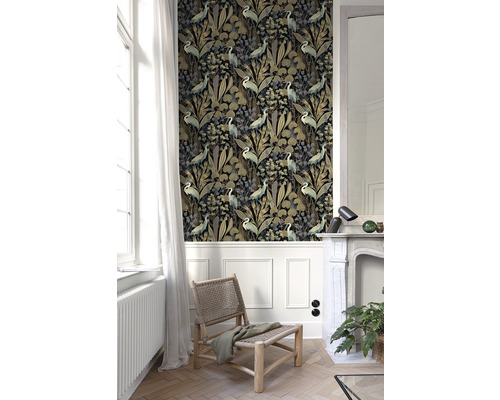 Woonkamer met patroonbehang met plant- en vogelmotieven, stoel en open haard