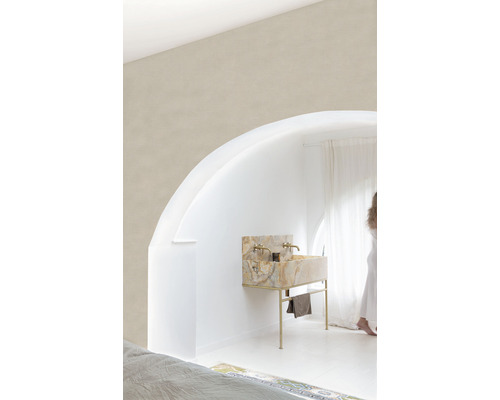 Lichte kamer met marmeren wastafel op een gouden frame en een groot rondboogvenster