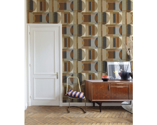 Woonkamer met geometrisch patroonbehang, dressoir en stoel