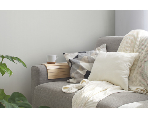 Gezellige zithoek met kussens, plaid en bekerhouder