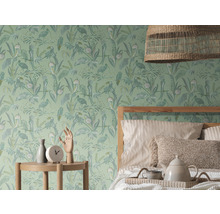 Slaapkamer met groen junglebehang met vogelpatroon